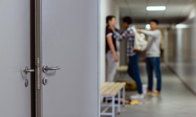 Picchiato dai bulli nel bagno della scuola: botte nel punto in cui era stato appena operato
