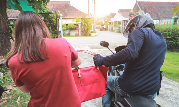 Scippatore in moto strappa la borsetta e scappa: il sindaco gli sbarra la strada con l’auto
