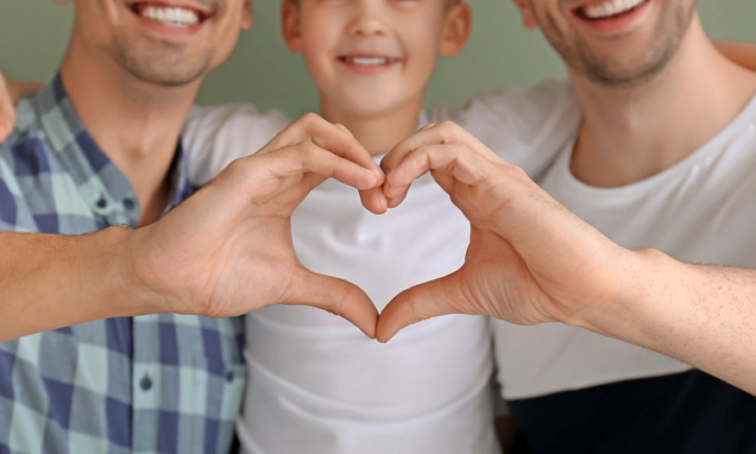 Stop alla registrazione dei figli di coppie gay a Torino (ma vale in tutta Italia)