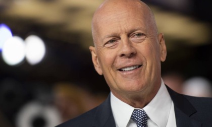 Bruce Willis si ritira dalle scene: ha l'afasia. Che malattia è: sintomi e cure
