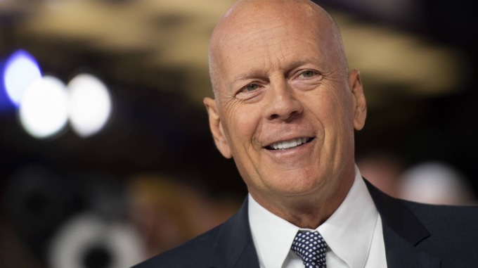 Bruce Willis si ritira dalle scene: ha l’afasia. Che malattia è: sintomi e cure