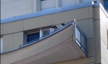 Intera famiglia complottista si suicida lanciandosi dal balcone