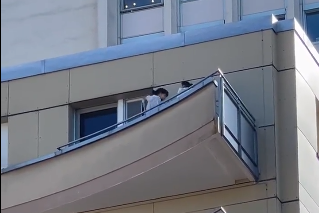 Intera famiglia complottista si suicida lanciandosi dal balcone