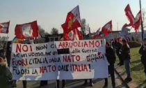 Manifestazione pacifista davanti alla base Nato di Ghedi: "Stop alla guerra, non armate l'Ucraina"