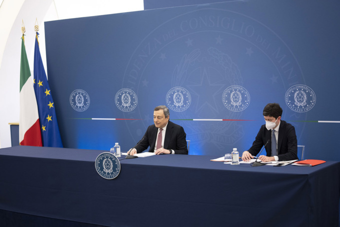 Nuovo decreto: da maggio addio al Green pass. Cosa cambia per scuole, mezzi pubblici, quarantene, bar e ristoranti