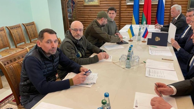 Seconda giornata di negoziati Russia-Ucraina: intesa sul cessate il fuoco. Ma Putin avverte: “Il peggio deve ancora venire”