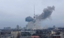 Bombardata la torre della tv a Kiev: almeno 5 morti. Allerta per la cattedrale di Santa Sofia