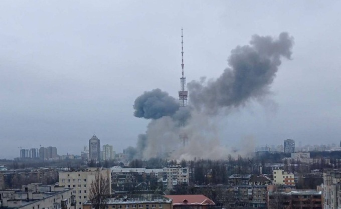 Bombardata la torre della tv a Kiev: almeno 5 morti. Allerta per la cattedrale di Santa Sofia