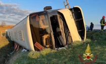 Incidente sulla A14 a Forlì: bus carico di profughi ucraini si ribalta in autostrada. Morta una mamma che viaggiava coi figli