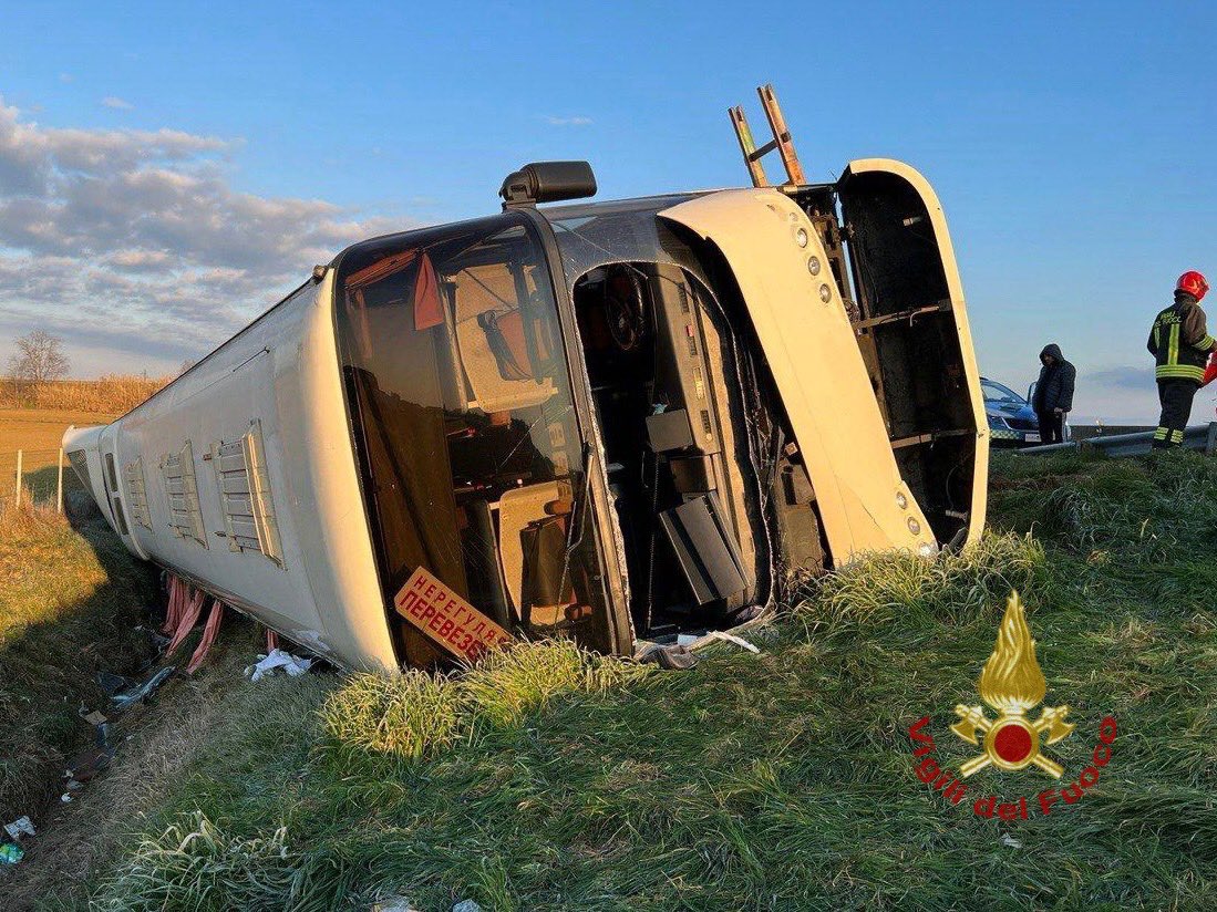 Bus carico di profughi ucraini si ribalta in autostrada: un morto