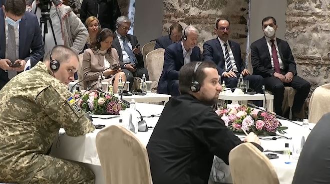 Aria di tregua a Istanbul? I russi ripiegano e assicurano: no atomiche e no attacchi a Paesi Nato