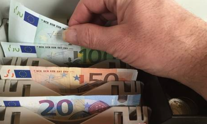 Colf “ripuliva” l’ufficio in pausa pranzo: rubati 6mila euro