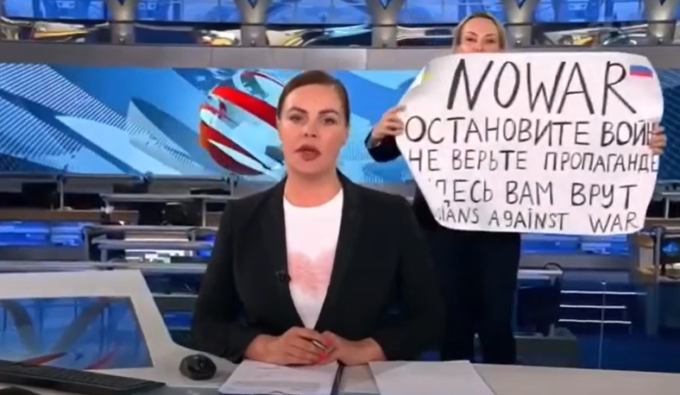 Rilasciata e multata la giornalista del cartello “No war”