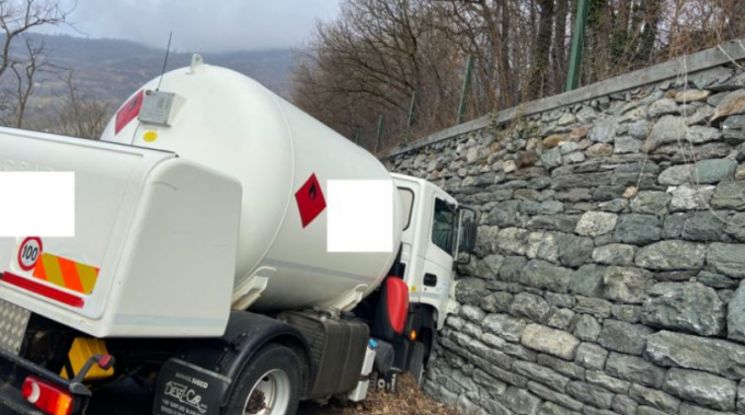 Proprio ora che non dobbiamo sprecare il gas! Autocisterna di gpl contro il muro