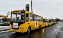 La guerra sporca di Putin continua: i russi sequestrano 11 bus destinati ai corridoi umanitari, a Mariupol 20mila morti