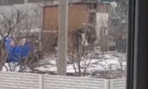 Soldati russi rubano galline dal pollaio di una casa: il video diventato virale