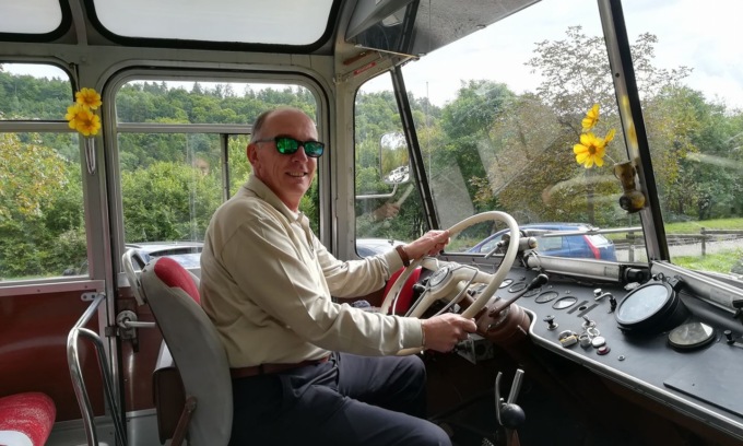 Roberto Benetti, con un autobus da 87 posti, si è lanciato in una missione umanitaria