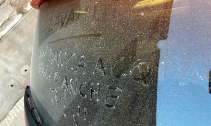 Gli scrivono “Lavami” sull’auto, ma lui: “No, c’è la siccità… anzi fatelo anche voi”