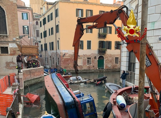 Sbagliano a spostare il carico e la barca affonda in mezzo ai canali di Venezia