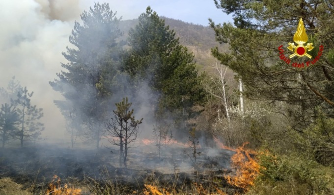 Incendio alle pendici del Musinè, la Val Strona brucia da 4 giorni: si spera nella pioggia