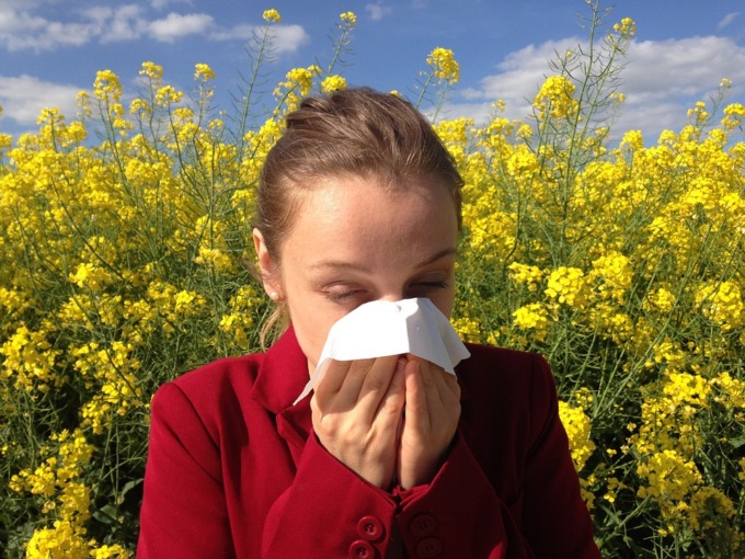 Primavera, stagione di allergia: come riconoscere i sintomi della rinite allergica (anche in epoca Covid)