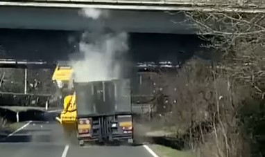 Il video del camion che sbatte contro un ponte e lo distrugge