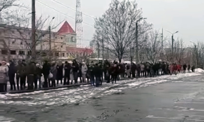 Ucraina: colpita persino la gente stremata in coda per un pezzo di pane