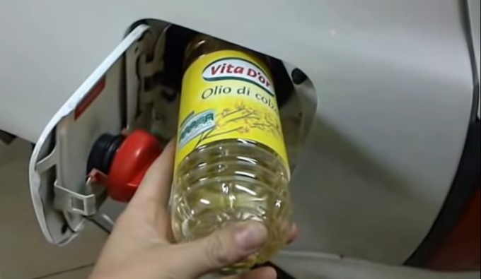 Olio di colza o di semi nel motore al posto del diesel: cosa succede se lo si fa e perché è illegale