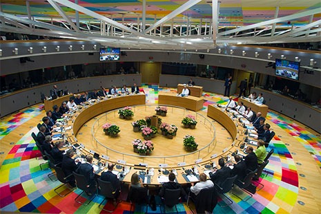 Quarta dose, chi dovrà farla? L’Europa verso una decisione comune