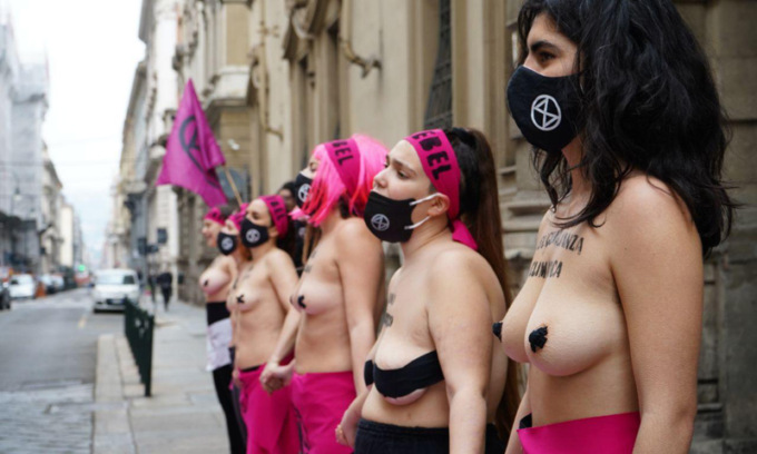 8 marzo: nude contro lo “stupro climatico” davanti al Consiglio regionale