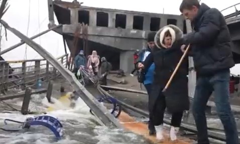 Ucraina, aperti sei corridoi umanitari. I russi a dieci chilometri da Kiev. Mosca: “Donbass indipendente”
