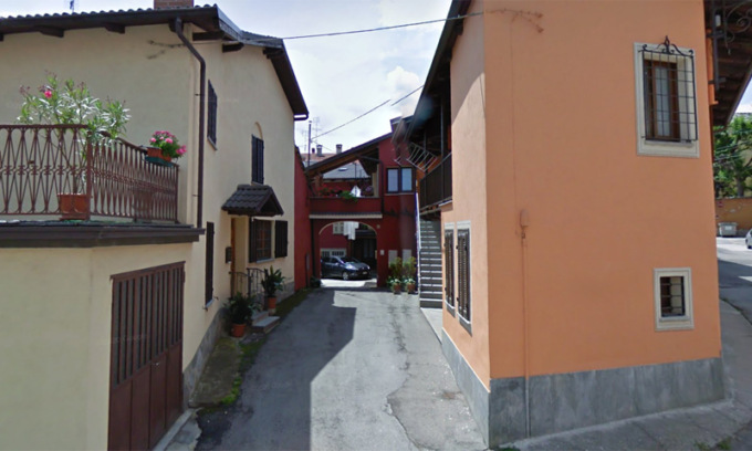 L’anziana madre lo salva da un tentativo di suicidio e lui la uccide