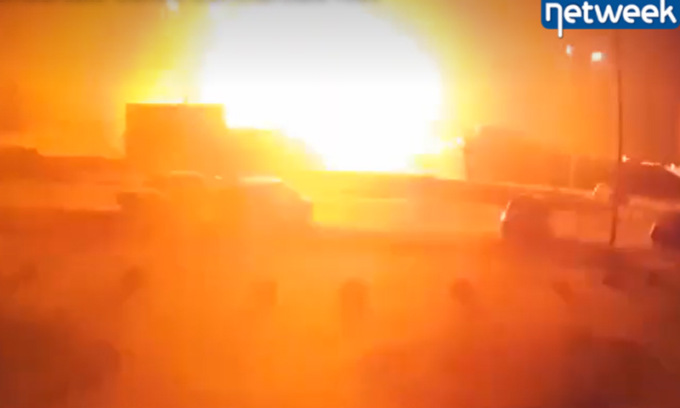 L’Ucraina rifiuta la resa a Mariupol, il video della bomba che centra un centro commerciale a Kiev