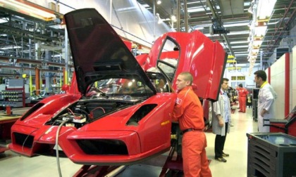 Ferrari sospende la produzione di auto per la Russia e dona un milione di euro all'Ucraina