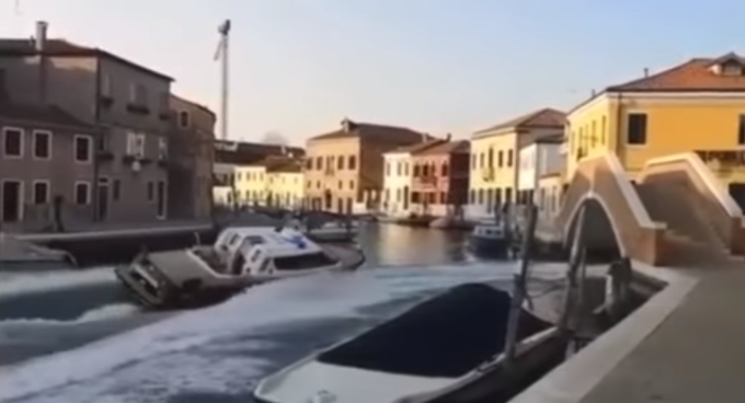 Il video del folle inseguimento tra motoscafi tra i canali di Venezia, ecco chi era