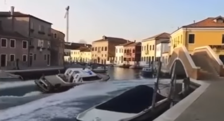 Come nel film, folle inseguimento a Venezia tra i canali