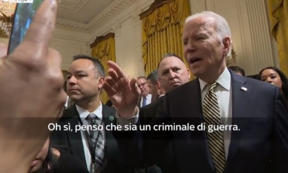 Ucraina, Biden: "Putin criminale di guerra". La replica: "Parli tu che sganci bombe in tutto il mondo"