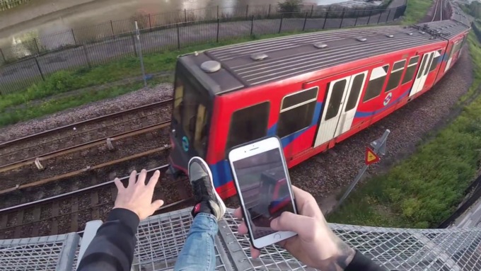 Faceva train surfing sui tetti dei vagoni del treno: 15enne folgorato, è gravissimo