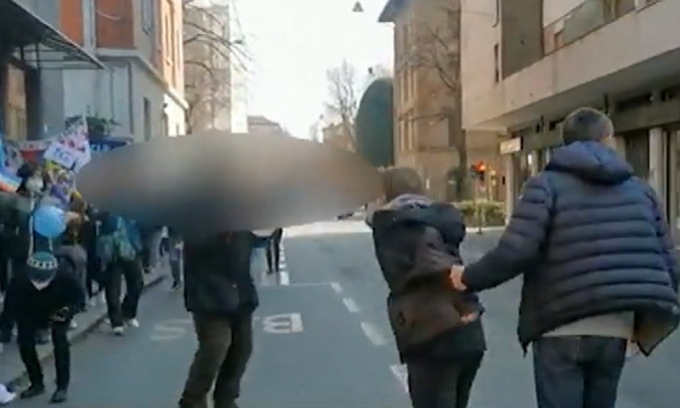 No Vax in piazza: ora negano persino che esista un conflitto in Ucraina
