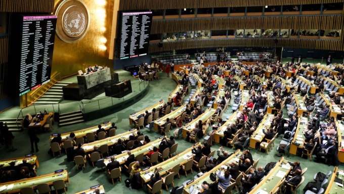 Onu: l’emozionante applauso alla risoluzione che condanna l’invasione russa dell’Ucraina