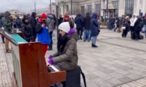 Ucraina, la pianista che suona "What a Wonderful  World" alla stazione di Leopoli presa d'assalto