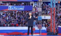 Giallo sulla "sparizione" di Putin in diretta Tv mentre parla allo stadio: era davvero lì?
