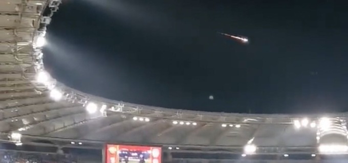 Lo spettacolare passaggio di un meteorite sopra lo stadio Olimpico