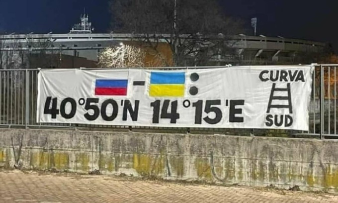 Lo striscione shock degli ultras dell’Hellas Verona con le bandiere di Russia e Ucraina e le coordinate per bombardare Napoli
