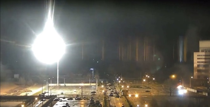 In fiamme la centrale nucleare di Zaporizhzhia bombardata: si è rischiata una nuova Chernobyl