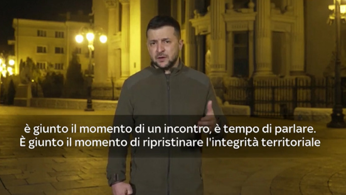 Zelensky alla Russia: “E’ il momento di parlare di pace”. Ma Mosca dice no