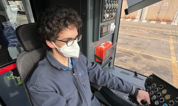 Il figlio del direttore dell’azienda dei trasporti guida l’autobus senza patente