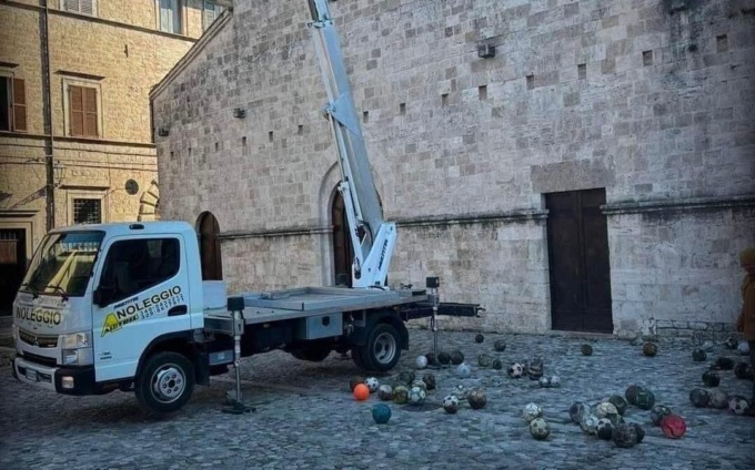 Dai lavori sul tetto della chiesa spuntano anche palloni degli anni Settanta…