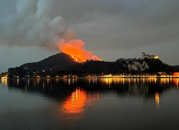 Vento e siccità riaccendono i focolai: dopo l’inferno di Angera, altri tre incendi
