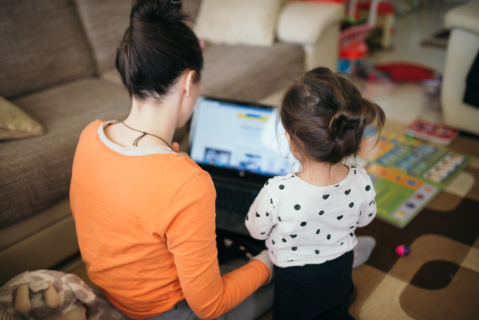 Nuovo congedo parentale: durata, età, retribuzione, smart working e genitori single. Cosa cambia (in meglio)